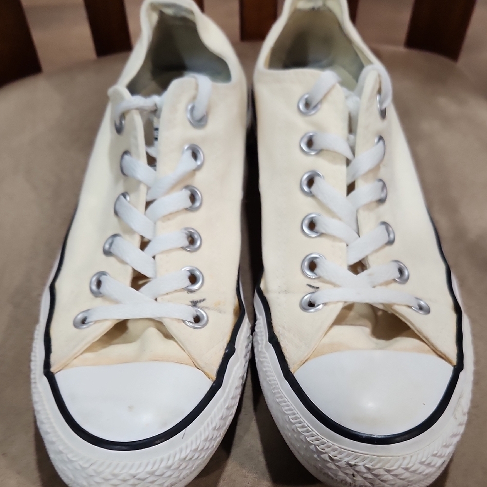 Light Yellow/Cream Converse All Stars